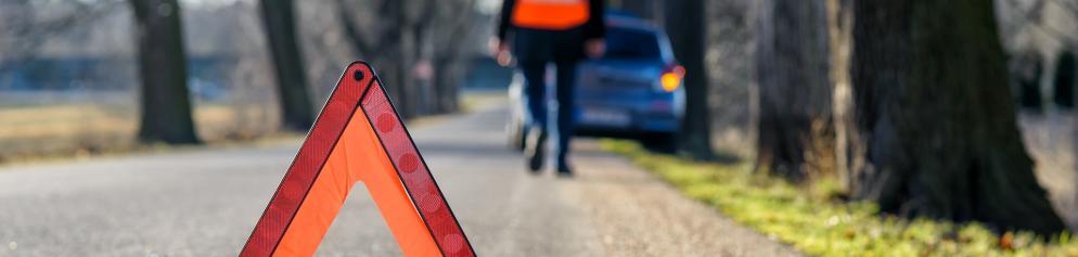 Warndreieck vor Auto