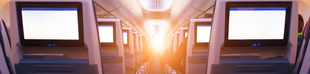 Flugzeugkabine mit Bildschirmen