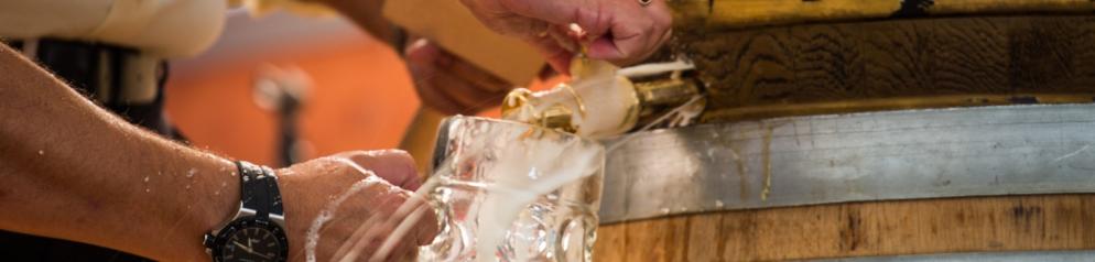Bier wird an Fasse gezapft Bier wird an Fasse gezapft