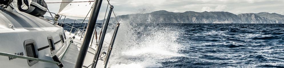 Segelboot fährt Richtung Küste