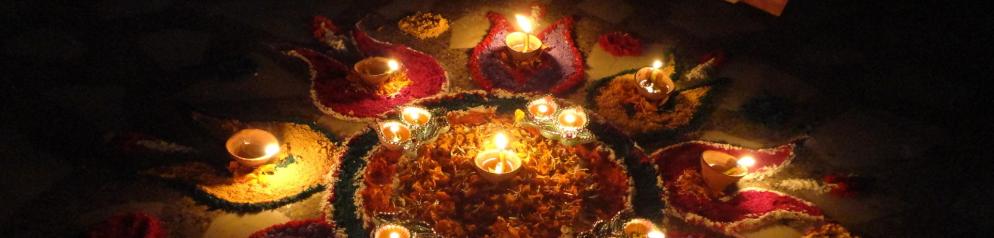 Blüten und Lichter für Zeremonie Blüten und Lichter für Zeremonie