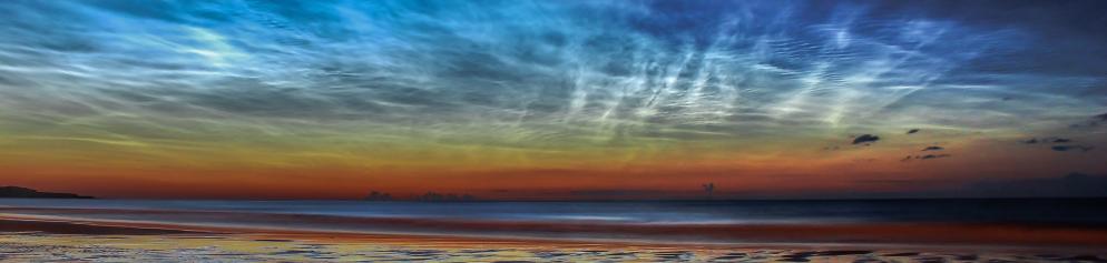 Nachthimmel und leuchtende Wolken