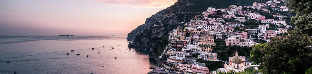 Küstenstadt am Berghang im Sonnenuntergang