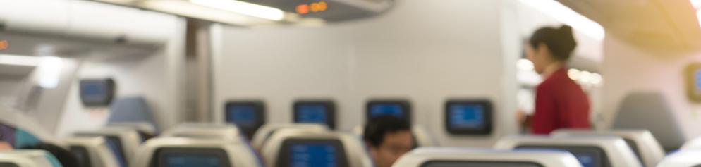 Flugzeug-Kabine-Sitze-Flugbegleiterin-Crew-Emotion