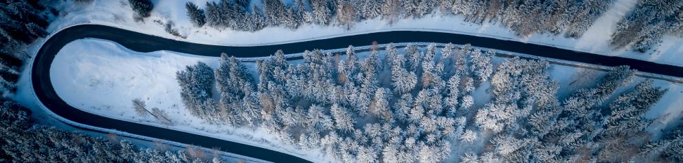 Haarnadelkurve im Winter von oben