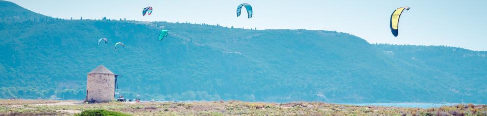 Kitesurfen, Mühle, Strand Griechenland