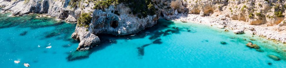 Bucht mit Strand und türkisblauem Wasser