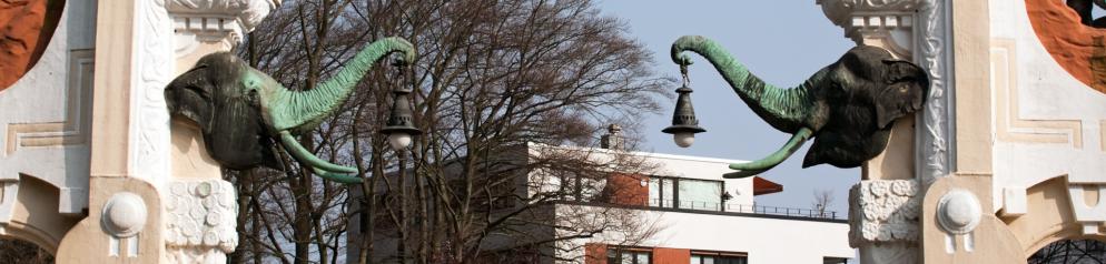 Eingangsportal zum Tierpark Hagenbeck Tor mit bronzenen Elefantenköpfen