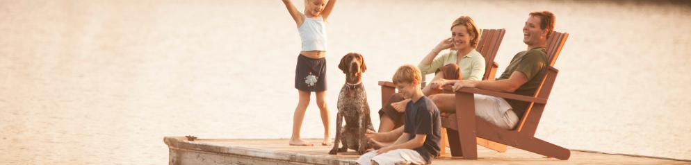 Badeurlaub mit Hund Hund und Familie auf Steg