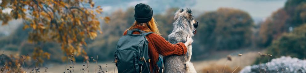 Wandern mit Hund Frau und Hund wandern