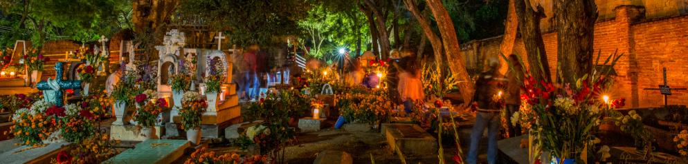 Mexikanischer Friedhof am Dia de los Muertos