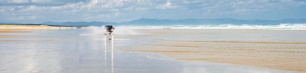 SUV fährt auf Strand