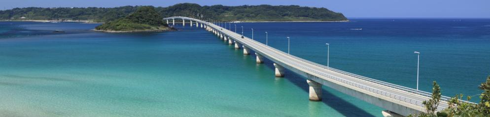 Tsunoshima-Brücke in der Präfektur Yamaguchi Lange, freischwebende Brücke über türkisfarbenem Wasser