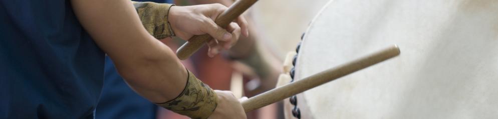 Taiko-Konzerte gehen unter die Haut Person schlägt mit Schlägeln auf eine Taiko-Trommel