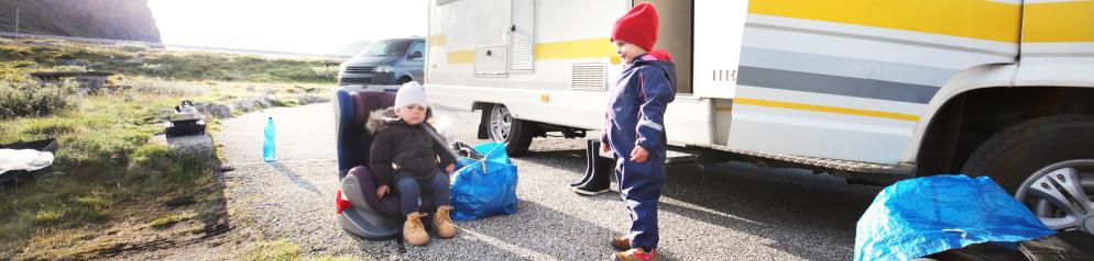 Kinder vor Wohnmobil