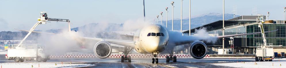 Ein Flugzeug wird vor dem Start enteist Ein Flugzeug wird vor dem Start enteist
