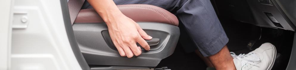 Mann stellt Autositz ein