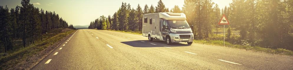 Alkoven-Wohnmobil auf Straße