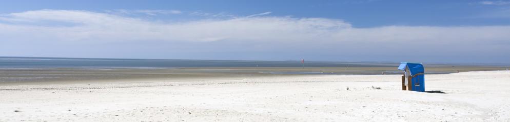 Meer, weißer Strand, einsamer Strandkorb