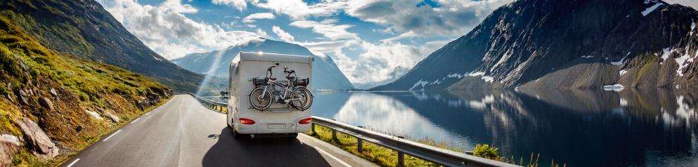 Wohnmobil auf Landstraße