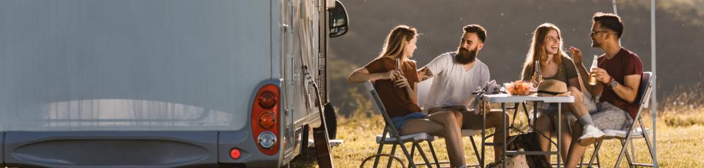 Gruppe mit Wohnmobil
