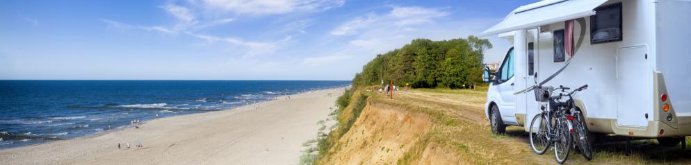 Perfekter Stellplatz: Camper am Strand