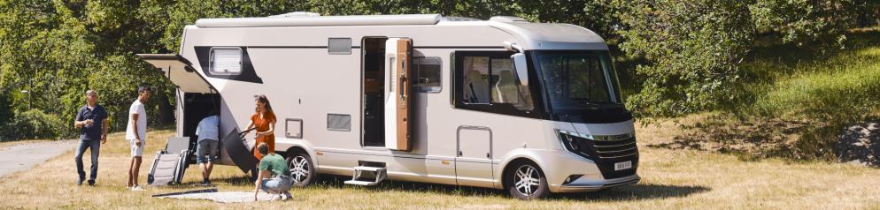 Familie mit Wohnmobil