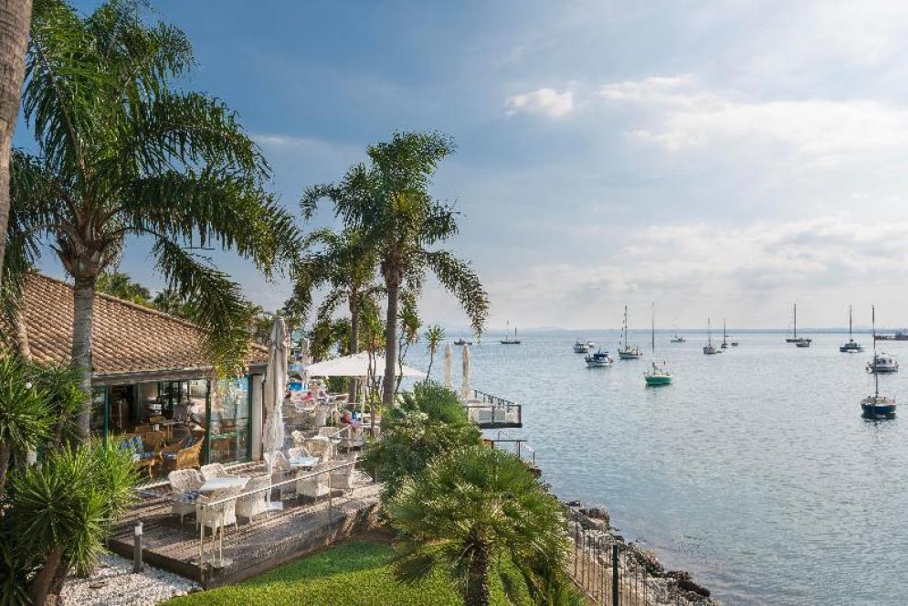 Hotelrestaurant neben Yachten am Wasser