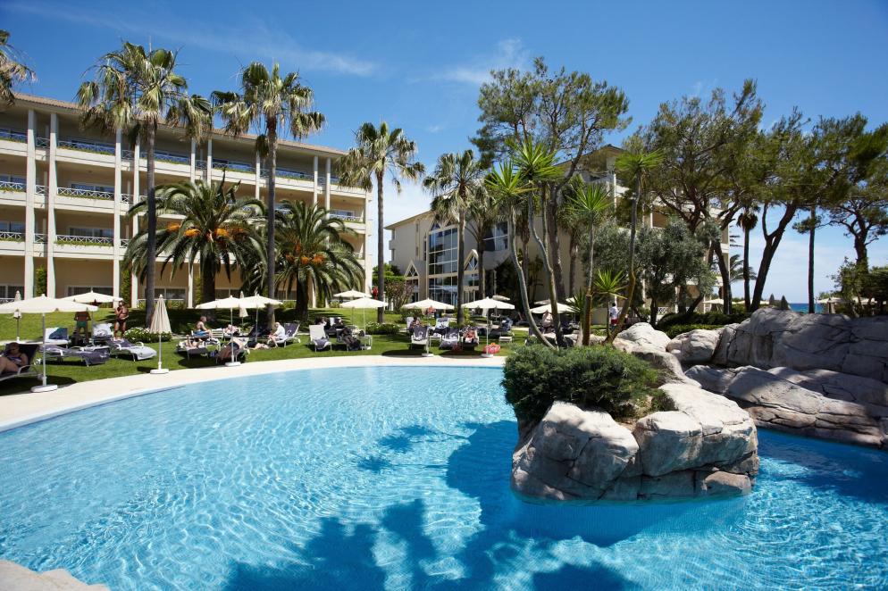 Hotelpool mit Liegewiese