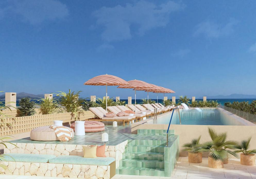 Rooftop-Hotelpool mit Liegen