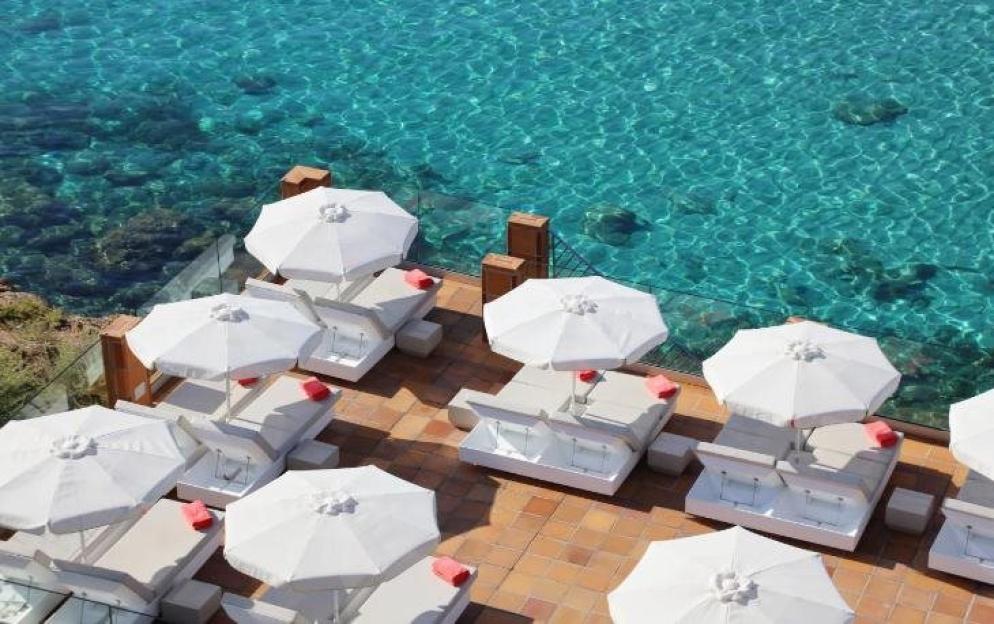 Hotelterrasse am Meer