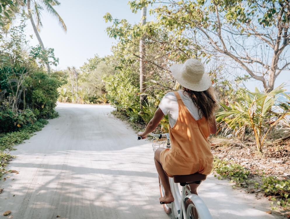Frau barfuß auf dem Fahrrad Frau barfuß auf dem Fahrrad