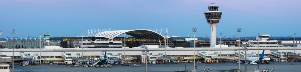 Flughafenvorfeld am Abend