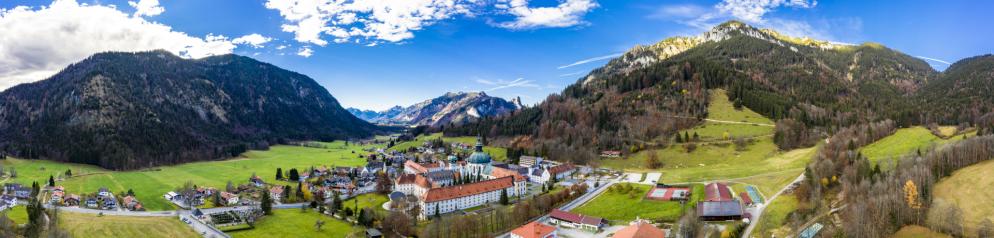 Das Kloster Ettal gehört zu Deutschlands bekanntesten Klosteranlagen. Kloster umgeben von Bergen