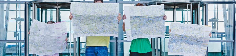 Personen hinter Landkarten