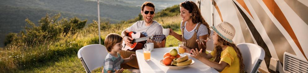Familie vor Wohnmobil