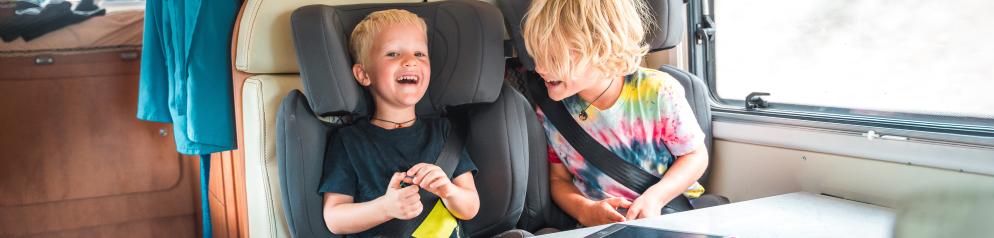 Kinder in Kindersitz im Wohnmobil