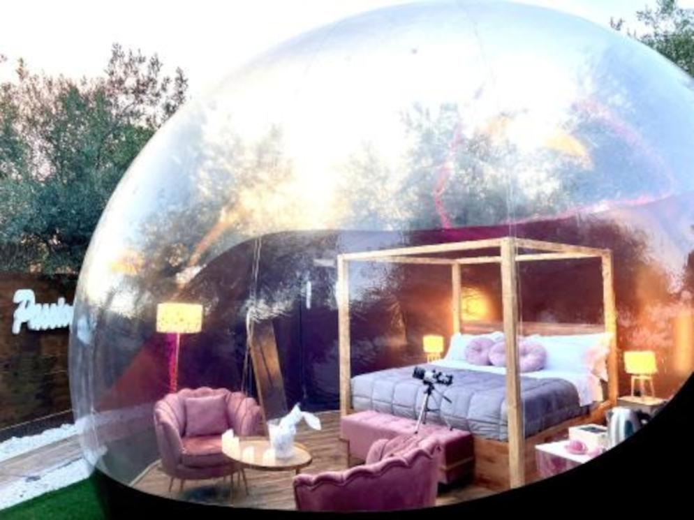 Schlafzimmer in einem Bubble-Tent Schlafzimmer in einem Bubble-Tent
