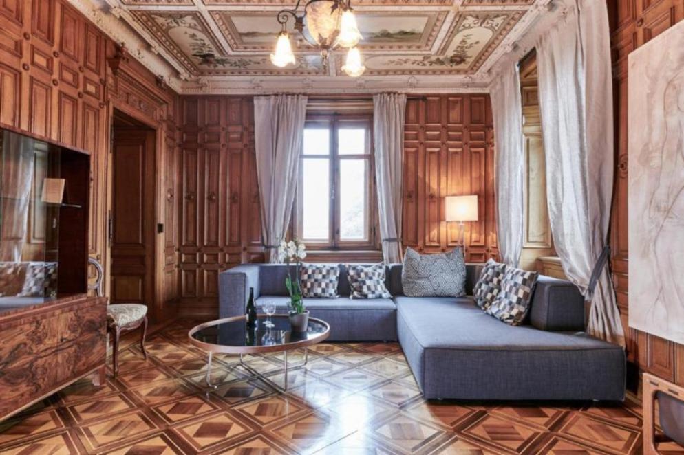 Edles Wohnzimmer mit Stuckverzierung Edles Wohnzimmer mit Stuckverzierung