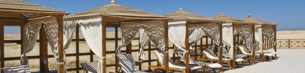 Sonnenbetten am Strand Sonnenbetten am Strand