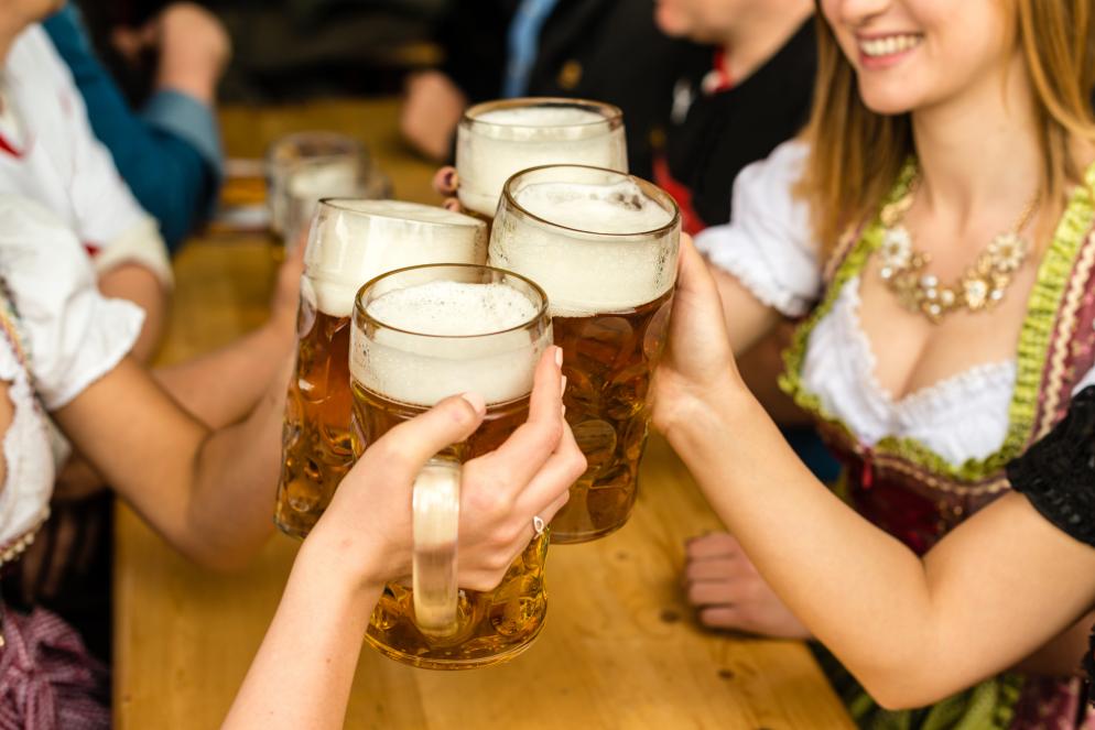 Sonstiges: Oktoberfest Anstoßen