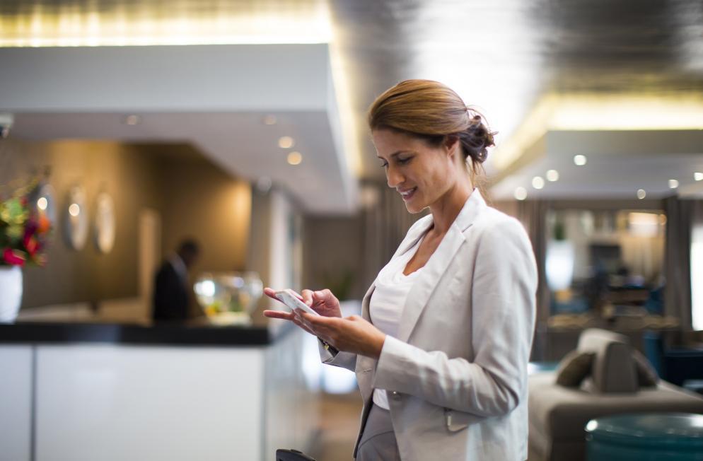 Hotel: Lobby - Frau mit Handy