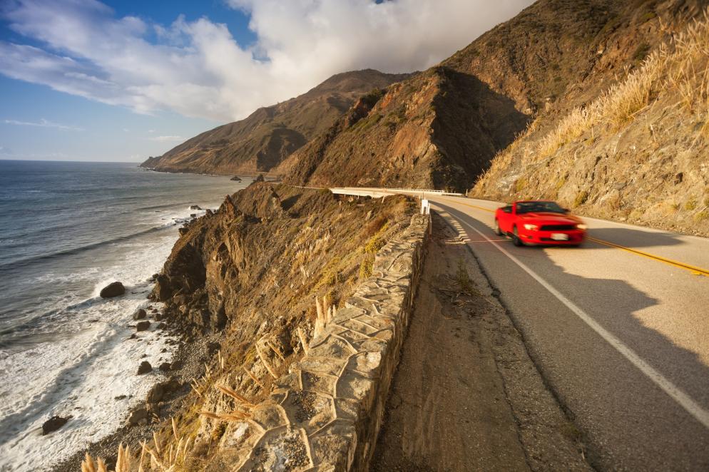 Mietwagen: Auto auf Kuestenstraße - Ford Mustang - Kalifornien
