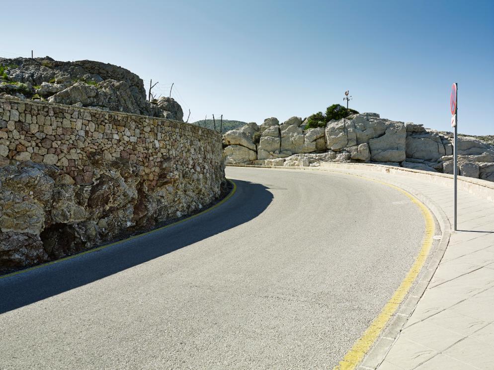Parkverbotslinie auf Straße in Mallorca