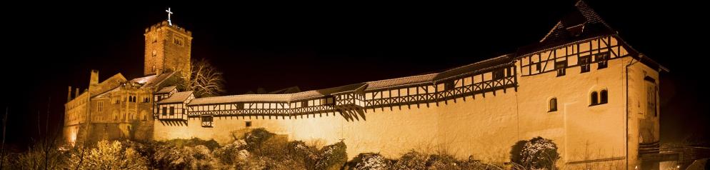 Mittelalterliche Burg bei Nacht