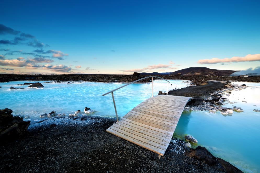 Steg in Blauer Lagune in Island