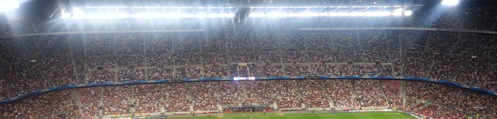 Innenraum eines Fußballstadions bei Flutlicht