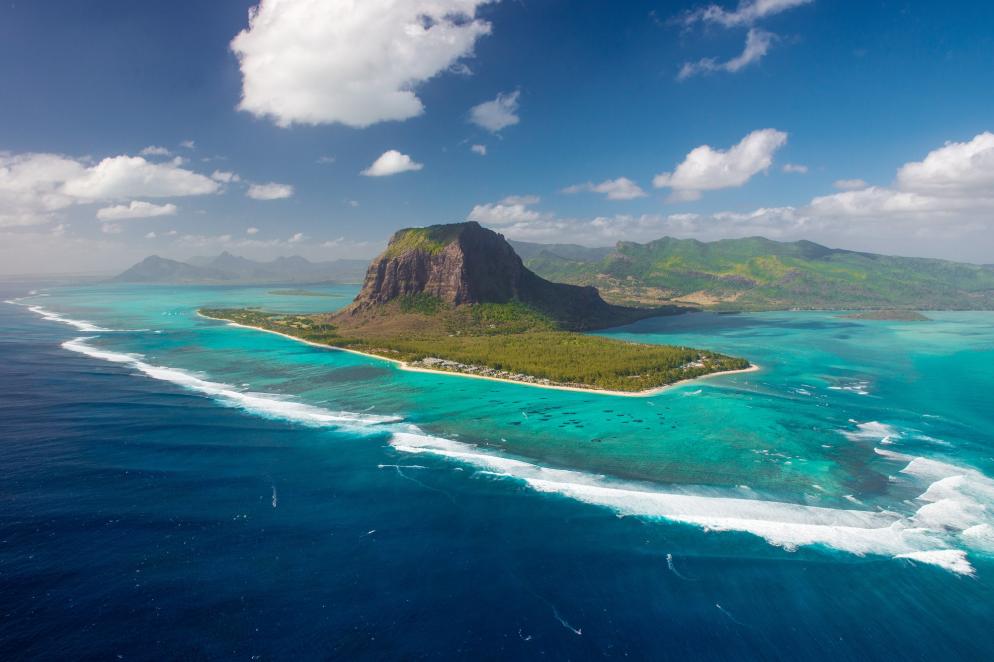 Luftaufnahme der Halbinsel Le Morne Brabant auf Mauritius, umgeben von türkisfarbenem Wasser.