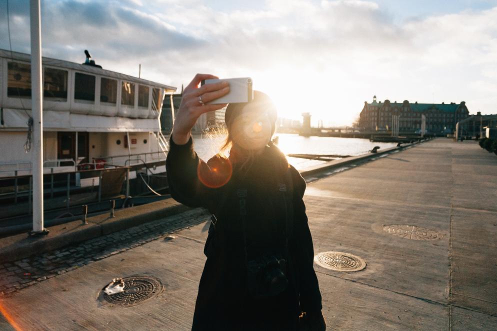 Sonstiges: Frau - Selfie gegen Sonne
