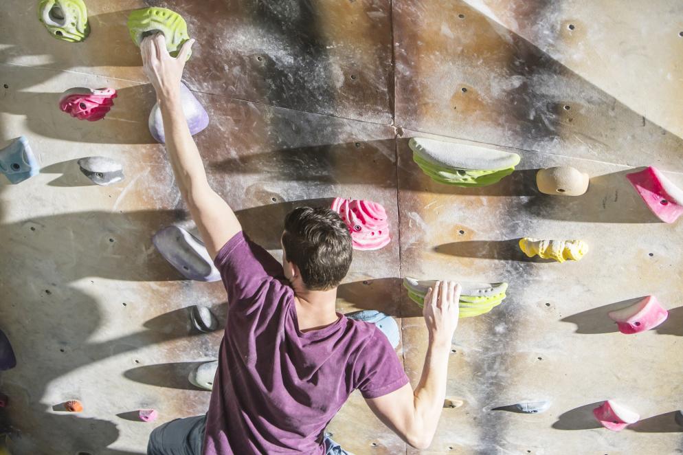Sonstiges: Mann bouldern